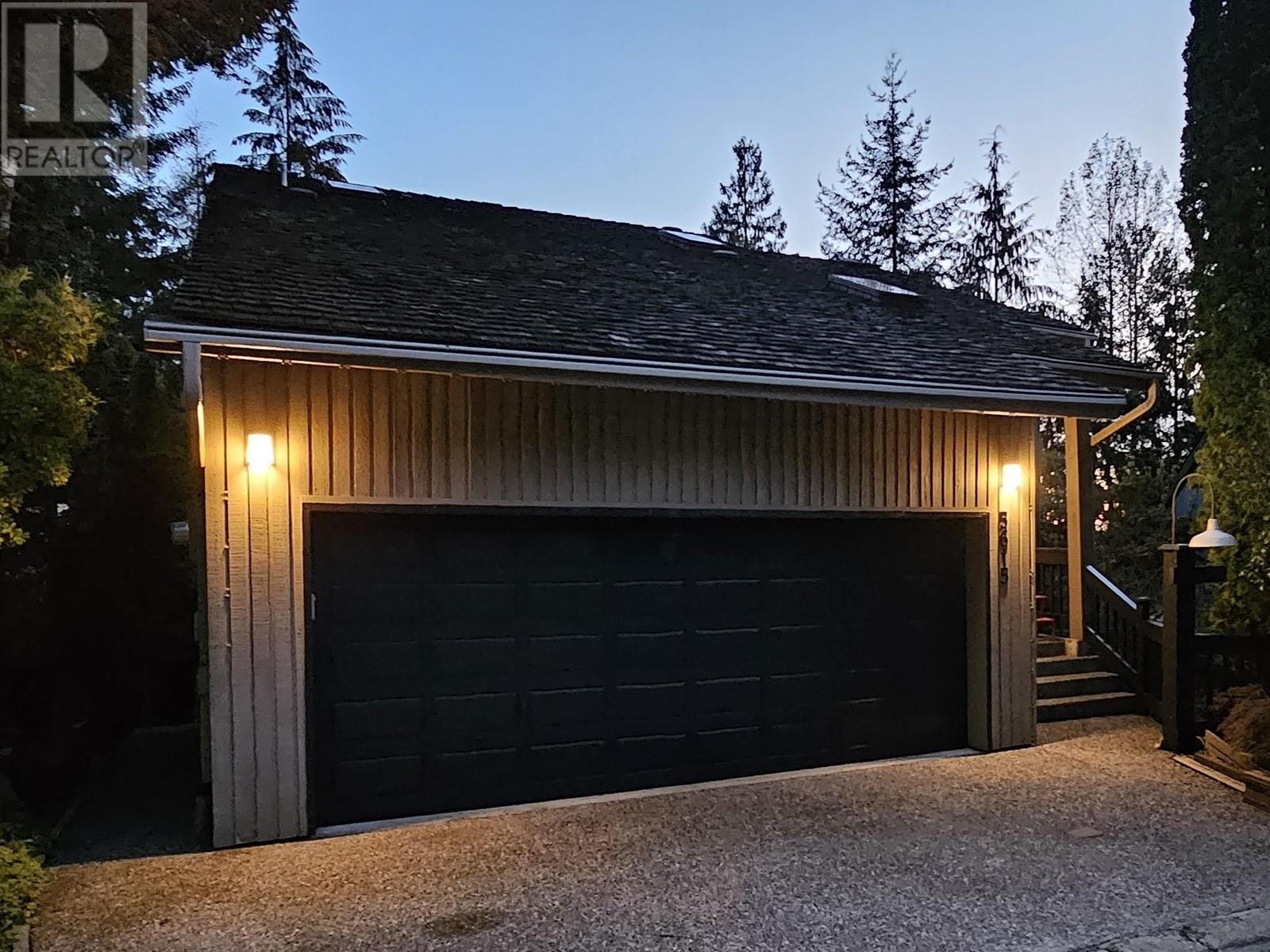 5615 Eagle Court, North Vancouver, British Columbia  V7R 4V4 - Photo 2 - R2862488