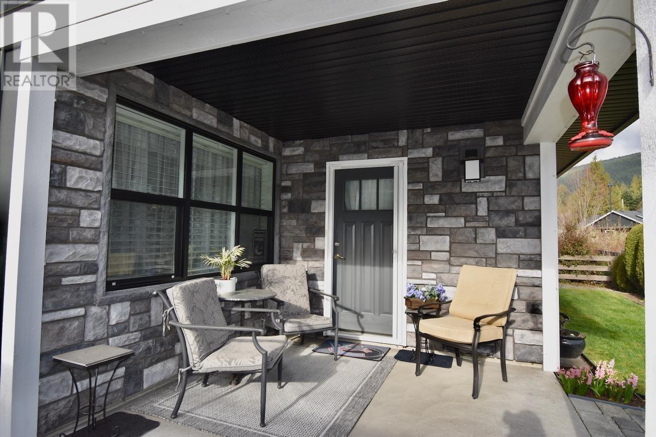 1047 Woodsworth Road, Gibsons, British Columbia  V0N 1V7 - Photo 2 - R2862595