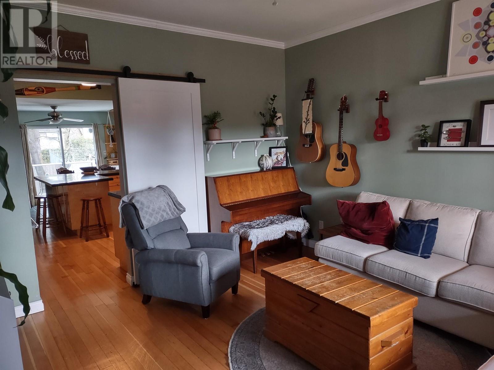 311 Alberta Street, New Westminster, British Columbia  V3L 3J4 - Photo 2 - R2862677