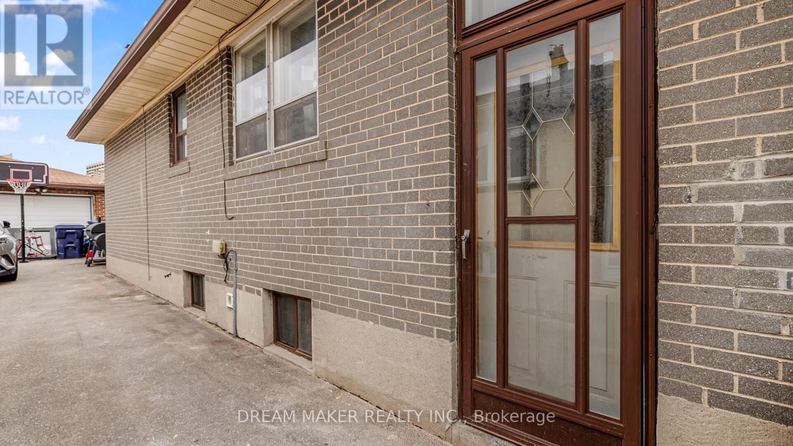 28 Gravenhurst Avenue, Toronto, Ontario  M3L 1M1 - Photo 19 - W8170988