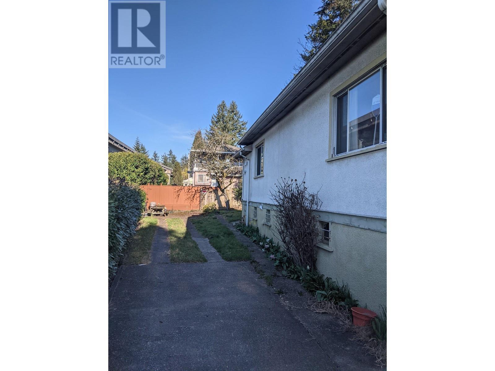 2323 Dublin Street, New Westminster, British Columbia  V3M 3B3 - Photo 2 - R2863036