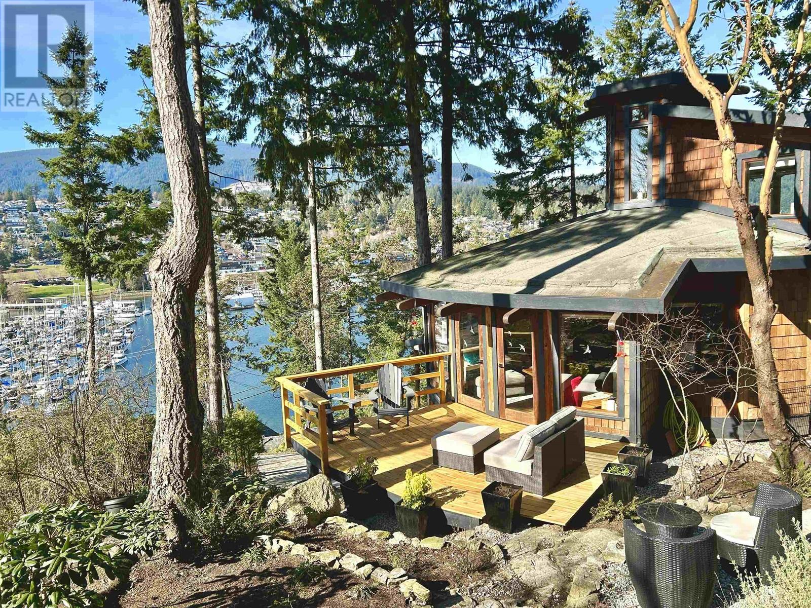 395 Skyline Drive, Gibsons, British Columbia  V0N 1V8 - Photo 1 - R2863040