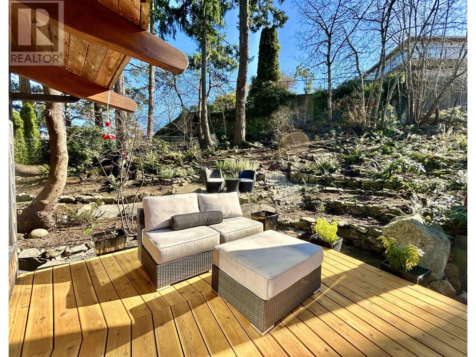 395 Skyline Drive, Gibsons, British Columbia  V0N 1V8 - Photo 3 - R2863040