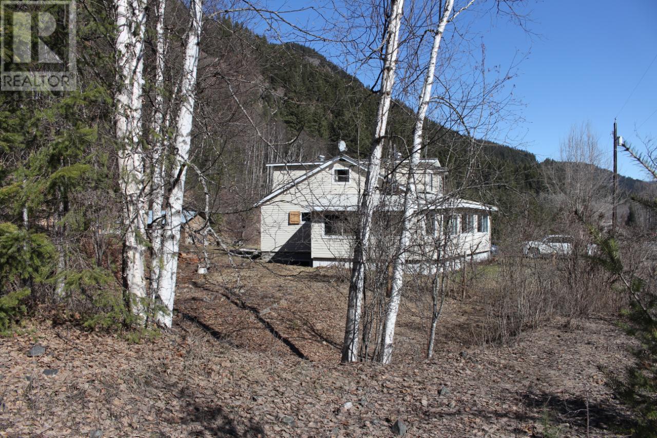 2605 Yellowhead Hwy, Little Fort, British Columbia   - Photo 18 - 177430