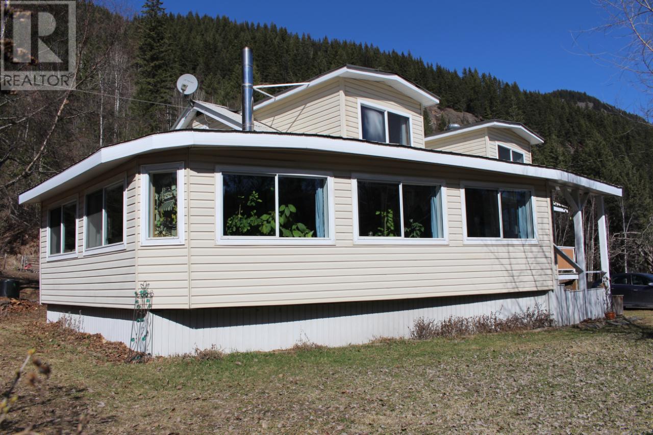 2605 Yellowhead Hwy, Little Fort, British Columbia   - Photo 2 - 177430