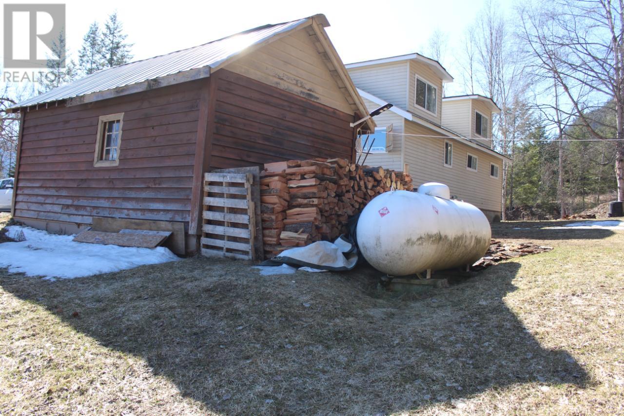 2605 Yellowhead Hwy, Little Fort, British Columbia   - Photo 22 - 177430