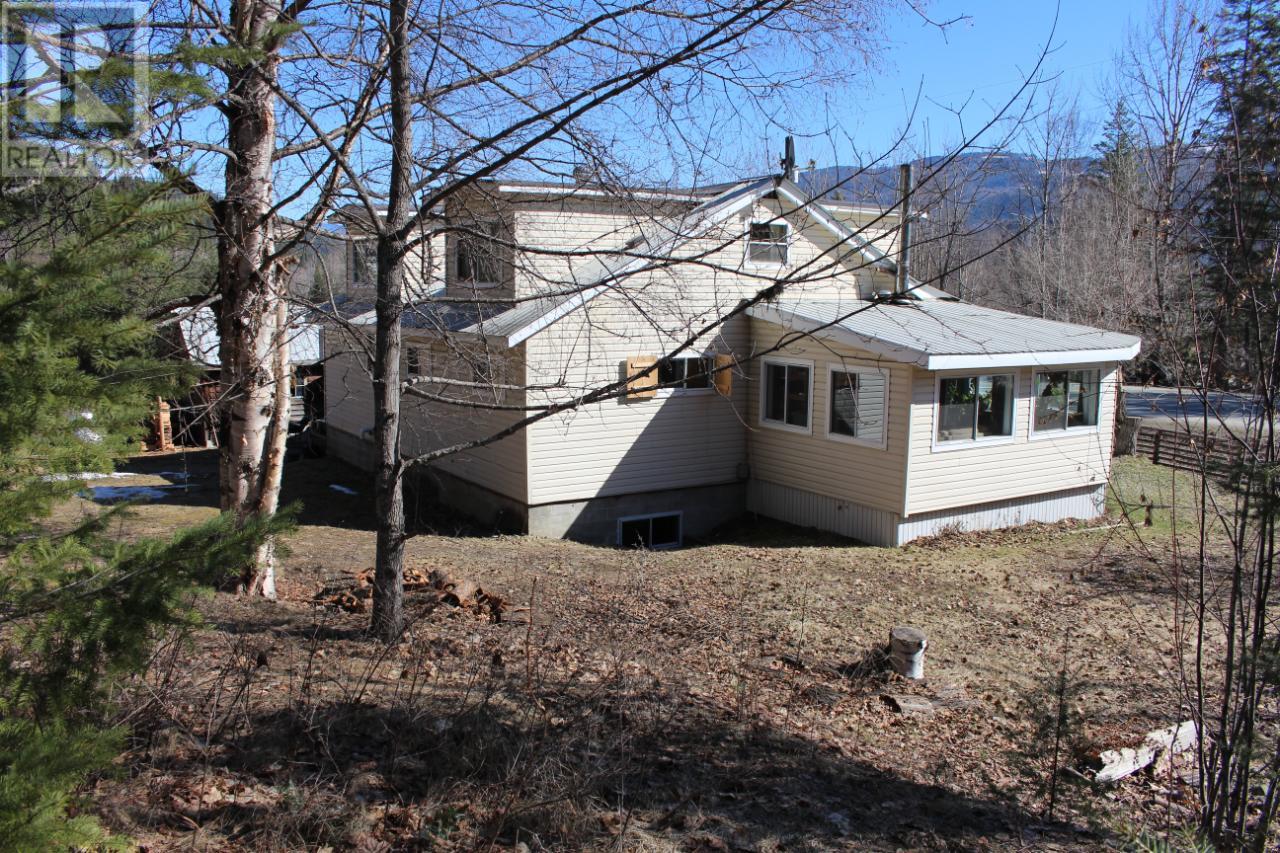 2605 Yellowhead Hwy, Little Fort, British Columbia   - Photo 24 - 177430
