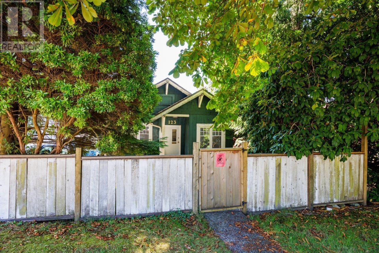 123 E Kings Road, North Vancouver, British Columbia  V7N 1H4 - Photo 2 - R2863253