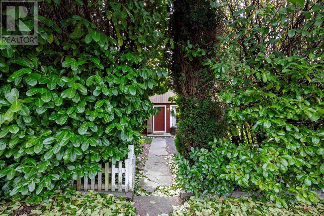 119 E Kings Road, North Vancouver, British Columbia  V7N 1H4 - Photo 2 - R2863254