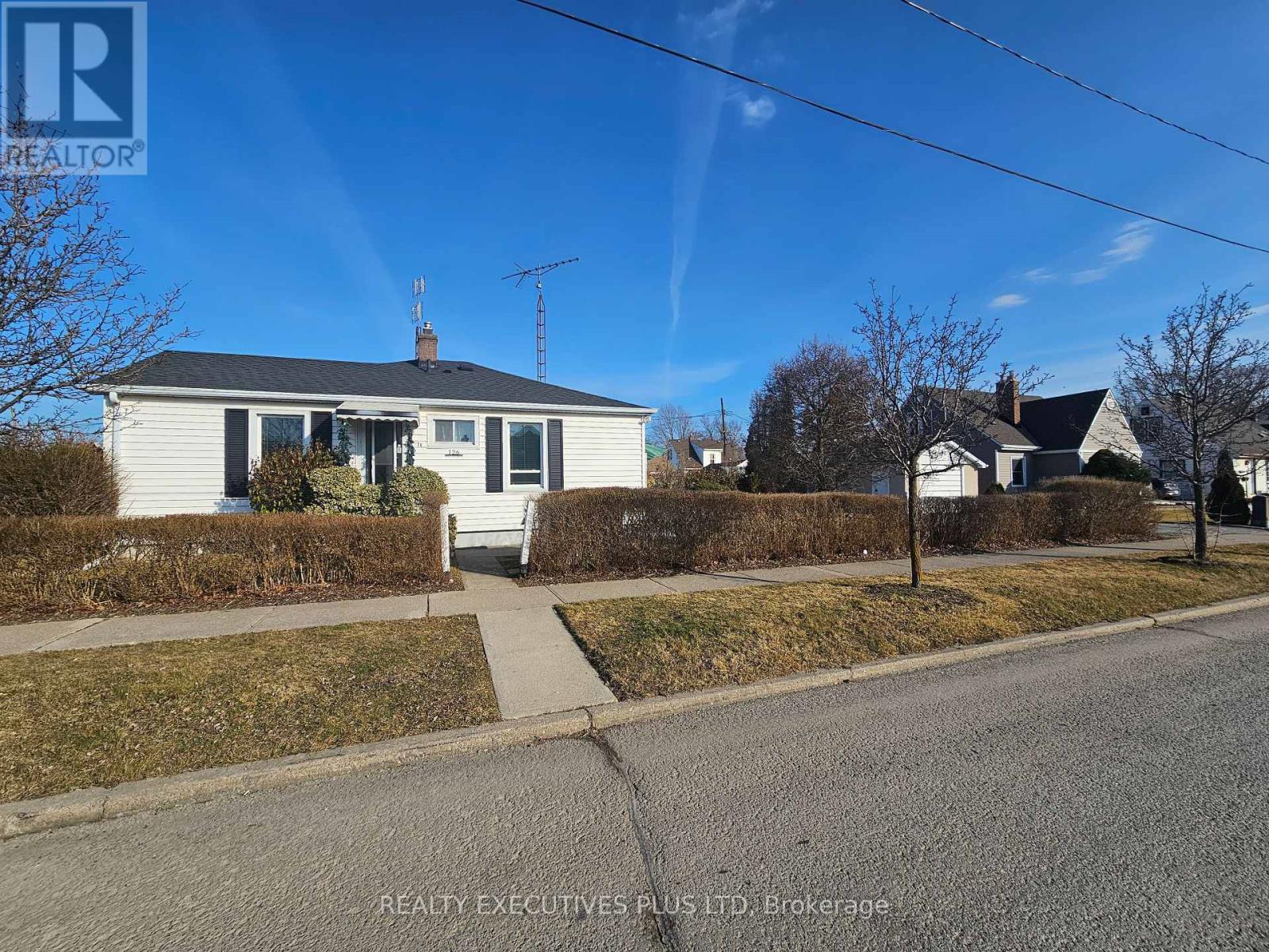 126 Westchester Cres, St. Catharines, Ontario  L2P 2N7 - Photo 1 - X8175838
