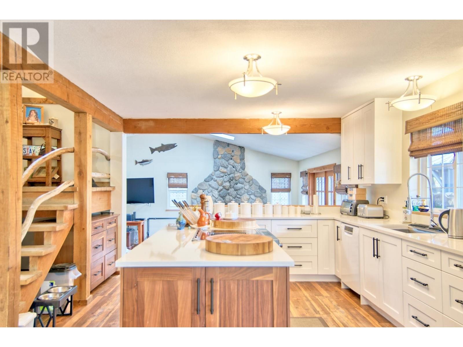 8034 Redrooffs Road, Halfmoon Bay, British Columbia  V0N 1Y1 - Photo 7 - R2863415