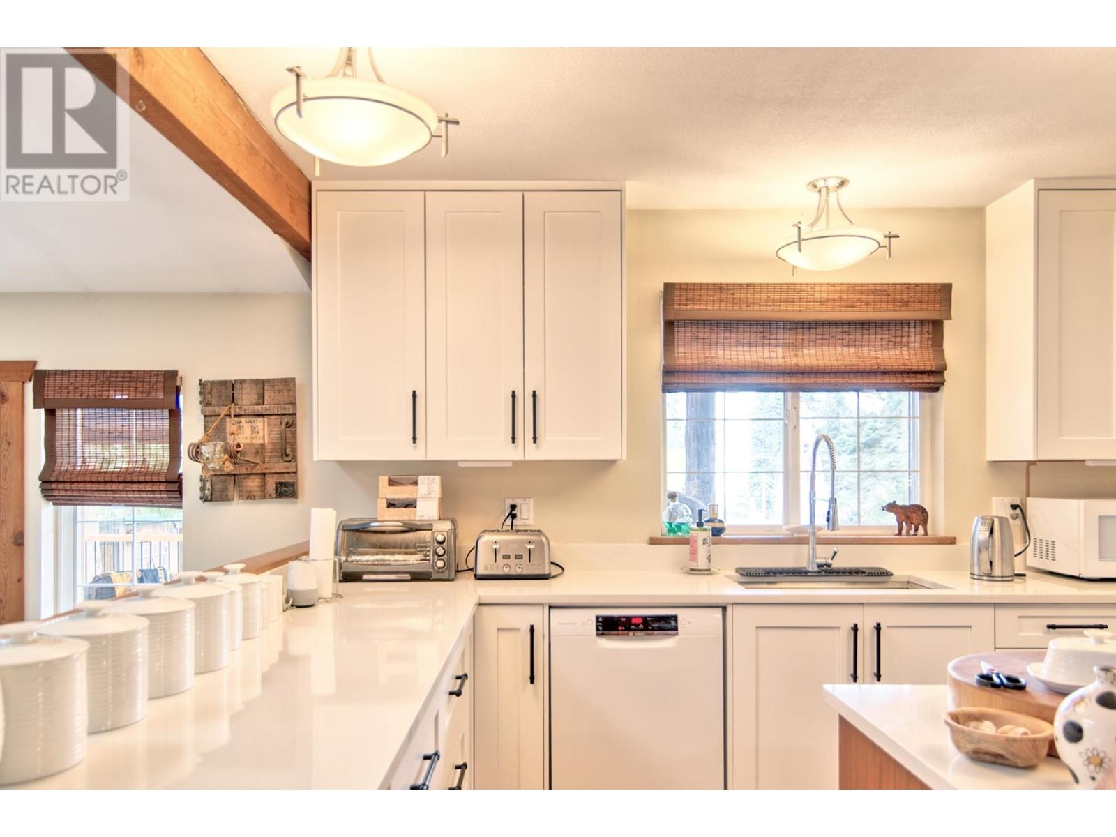 8034 Redrooffs Road, Halfmoon Bay, British Columbia  V0N 1Y1 - Photo 8 - R2863415