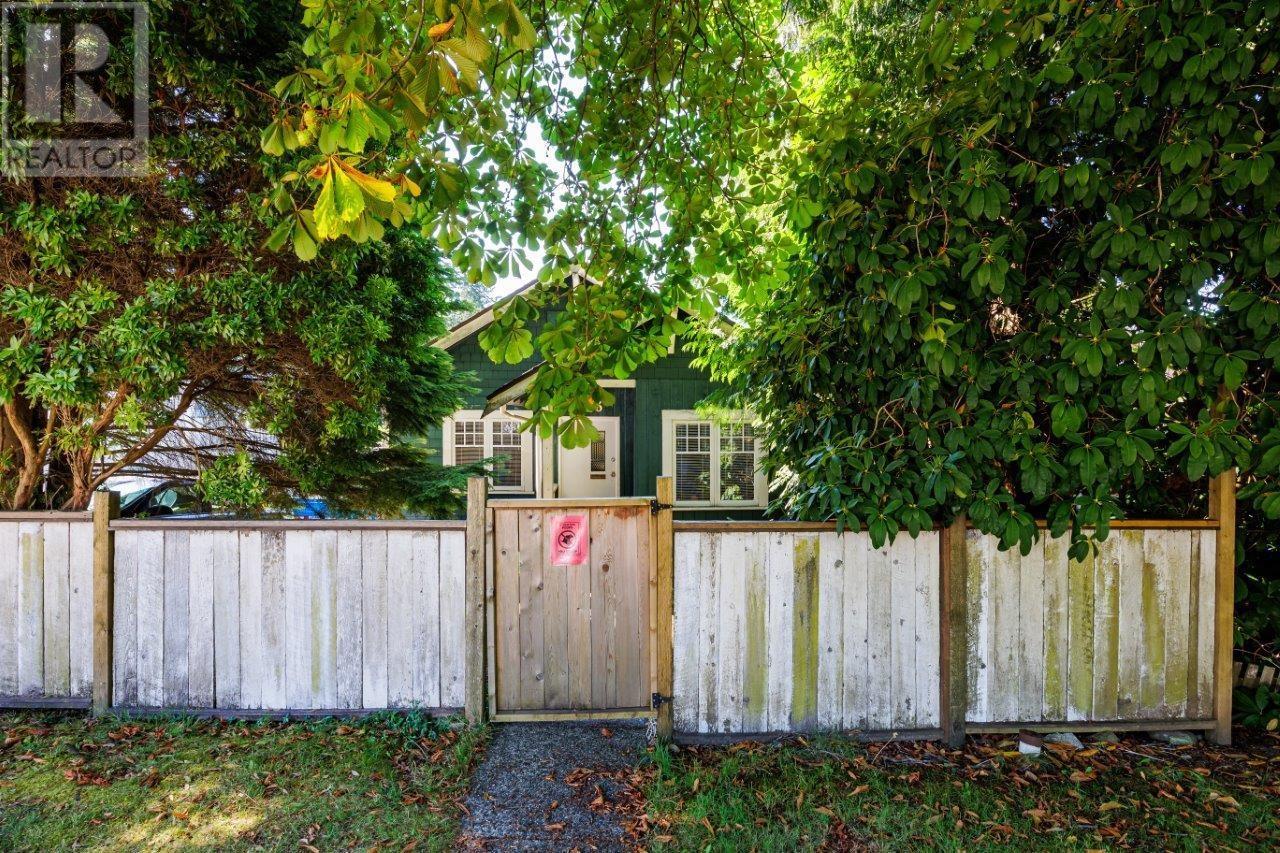 123 E Kings Road, North Vancouver, British Columbia  V7N 1H4 - Photo 2 - R2863552