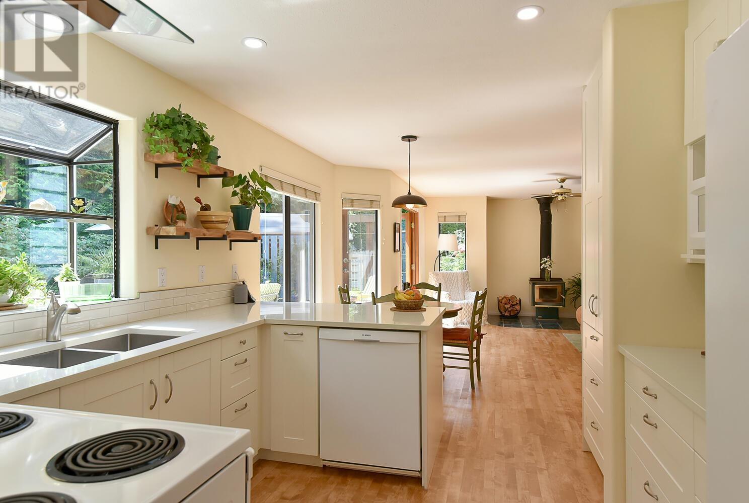 7865 Lohn Road, Halfmoon Bay, British Columbia  V7Z 1C5 - Photo 8 - R2863641