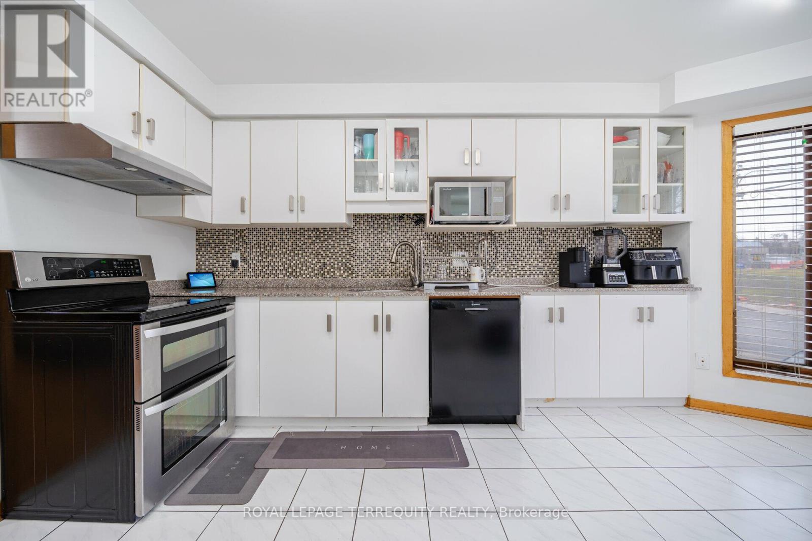 3a Humber Hill Ave, Toronto, Ontario  M6S 4R9 - Photo 6 - W8177608