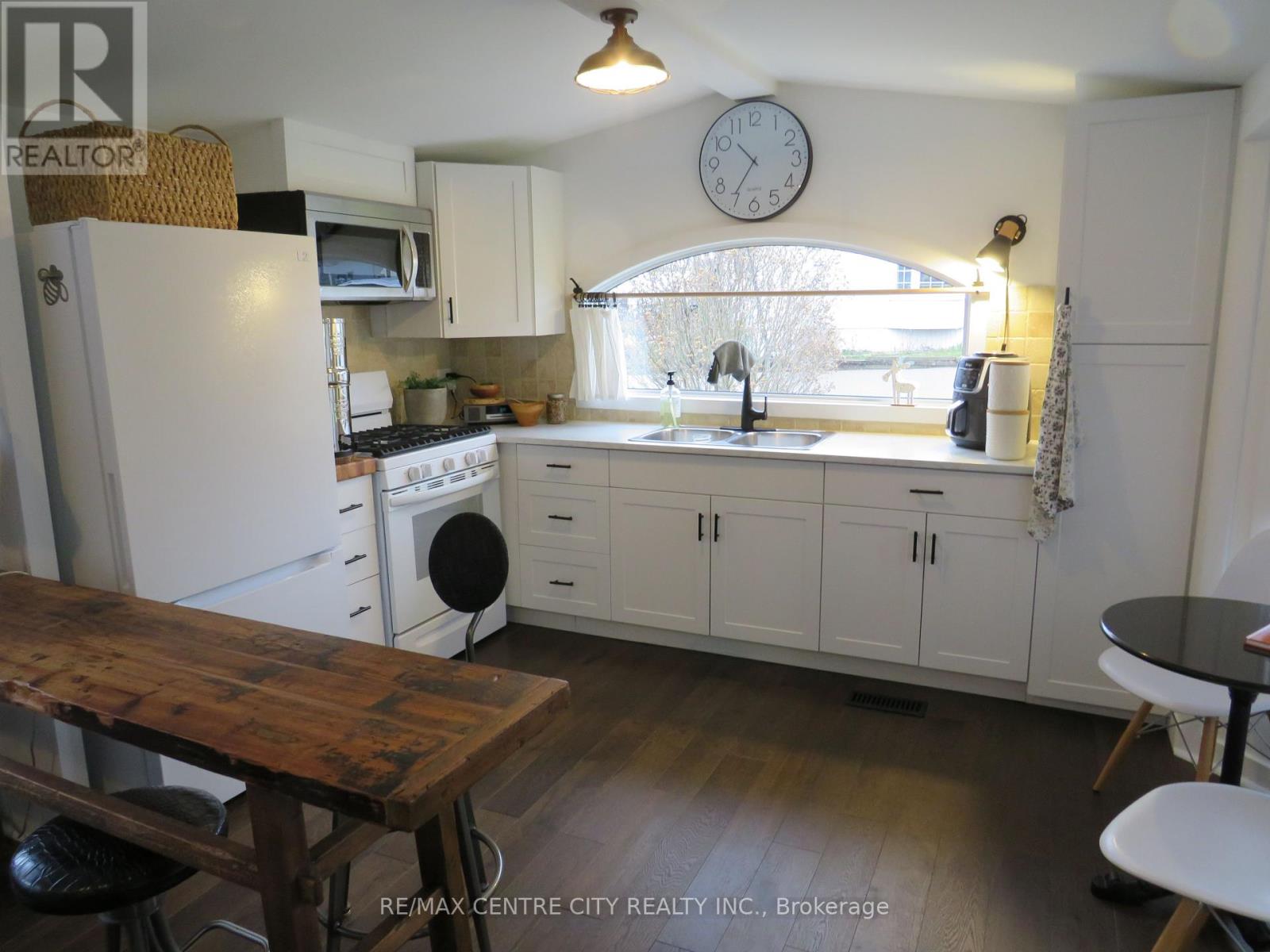 Property at 203 - 198 SPRINGBANK DRIVE image 3