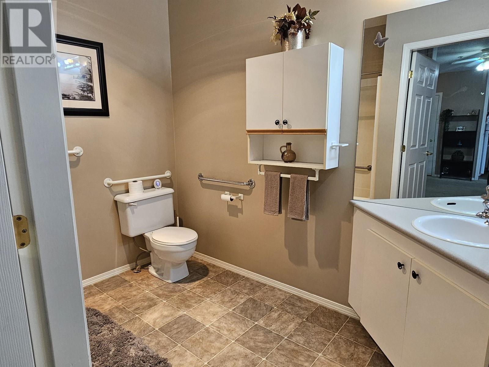 301 1203 Pemberton Avenue, Squamish, British Columbia  V8B 0J7 - Photo 11 - R2864055