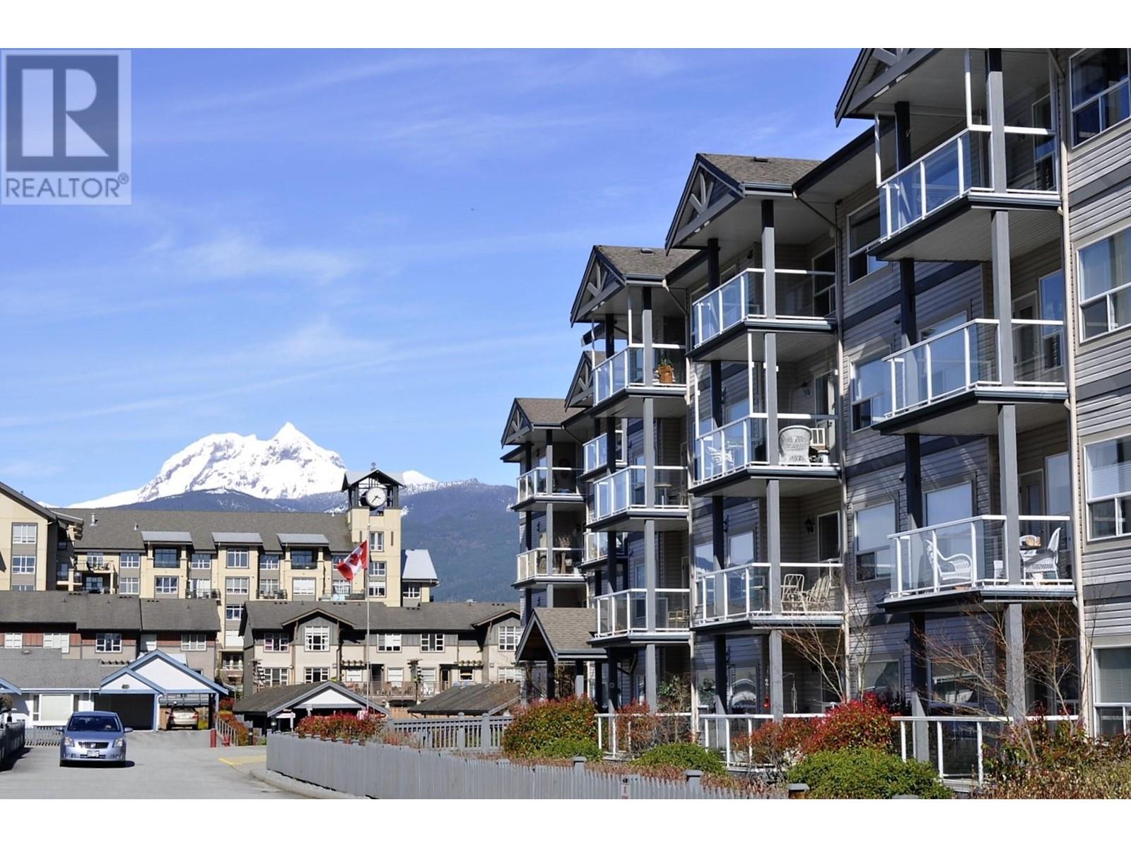 301 1203 Pemberton Avenue, Squamish, British Columbia  V8B 0J7 - Photo 2 - R2864055