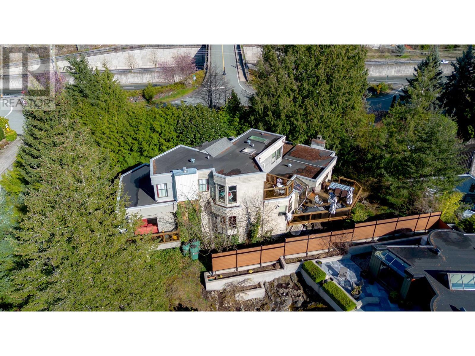 25 Periwinkle Place, West Vancouver, British Columbia  V0N 2E0 - Photo 2 - R2864156