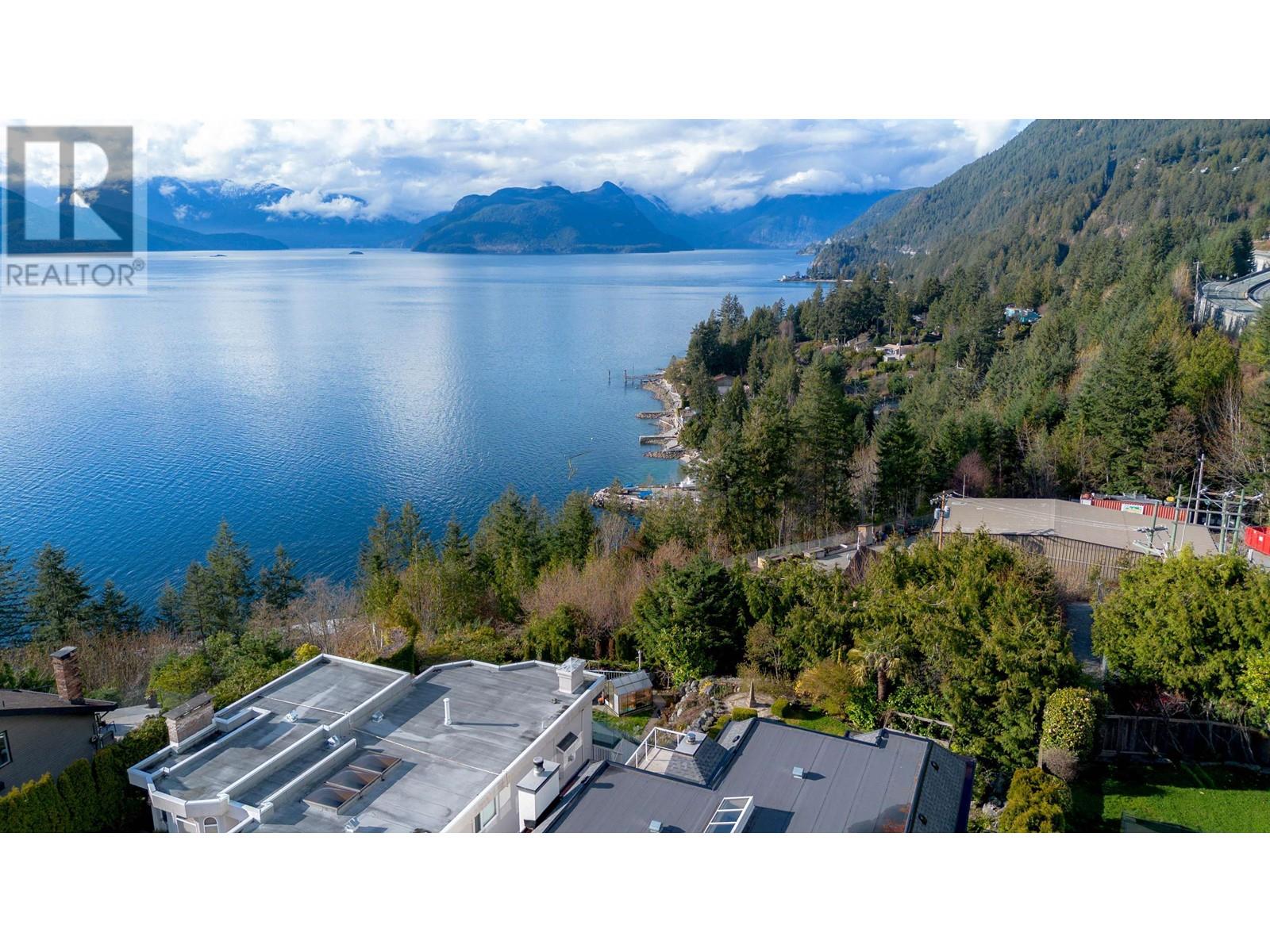 25 Periwinkle Place, West Vancouver, British Columbia  V0N 2E0 - Photo 3 - R2864156