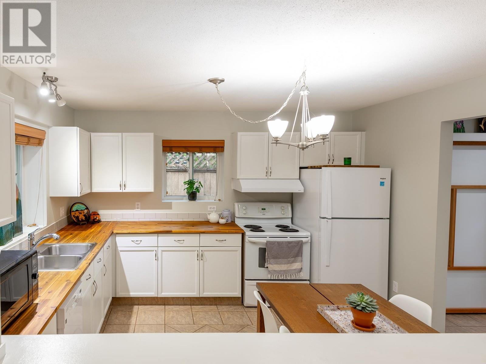 5747 Naylor Road, Sechelt, British Columbia  V7Z 0C7 - Photo 10 - R2864170