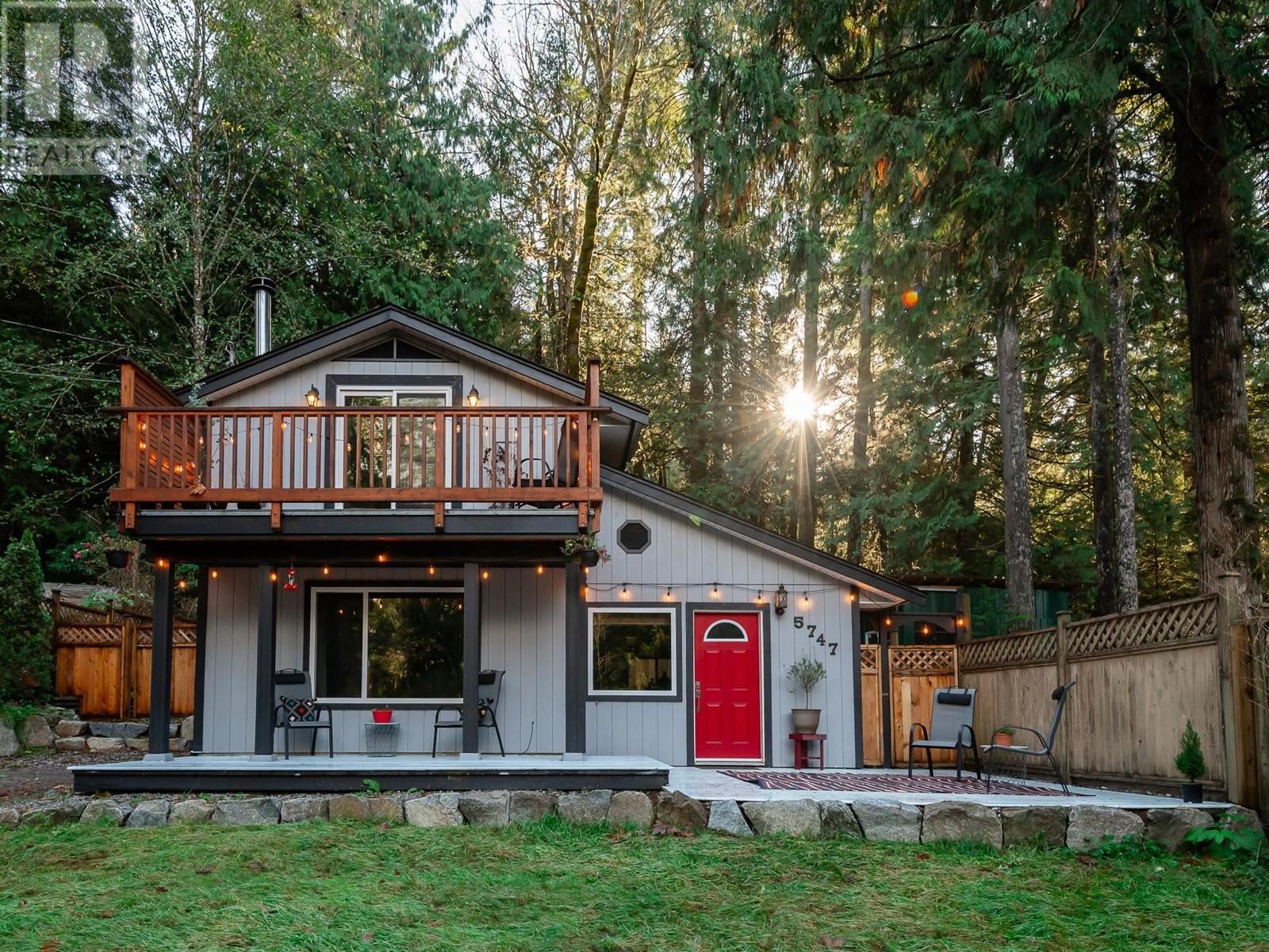 5747 Naylor Road, Sechelt, British Columbia  V7Z 0C7 - Photo 2 - R2864170