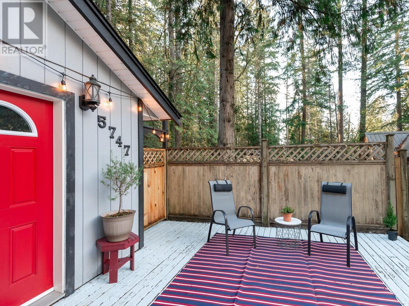 5747 Naylor Road, Sechelt, British Columbia  V7Z 0C7 - Photo 4 - R2864170