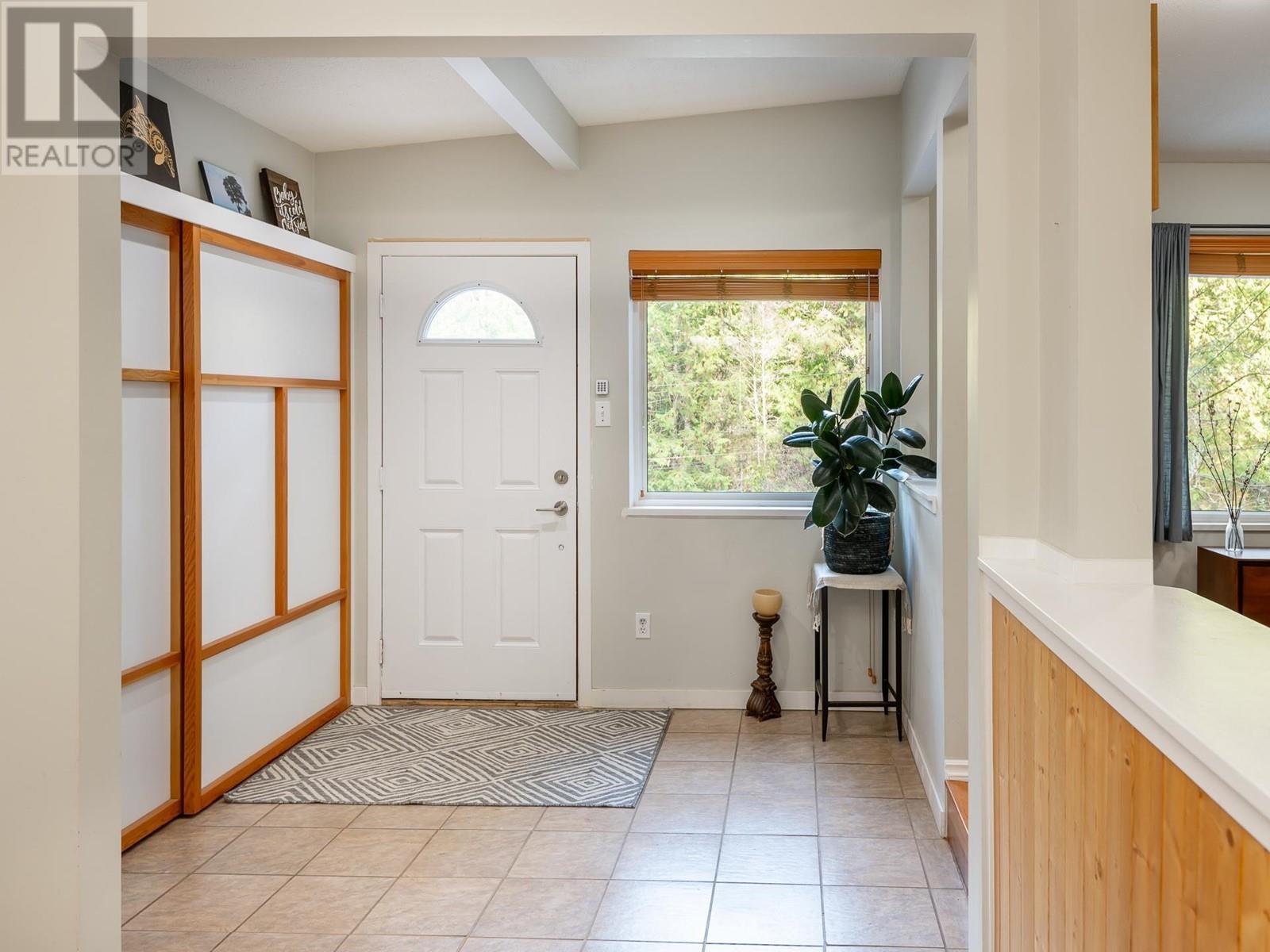 5747 Naylor Road, Sechelt, British Columbia  V7Z 0C7 - Photo 5 - R2864170