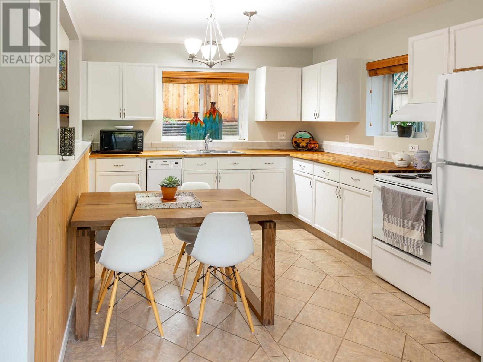 5747 Naylor Road, Sechelt, British Columbia  V7Z 0C7 - Photo 7 - R2864170