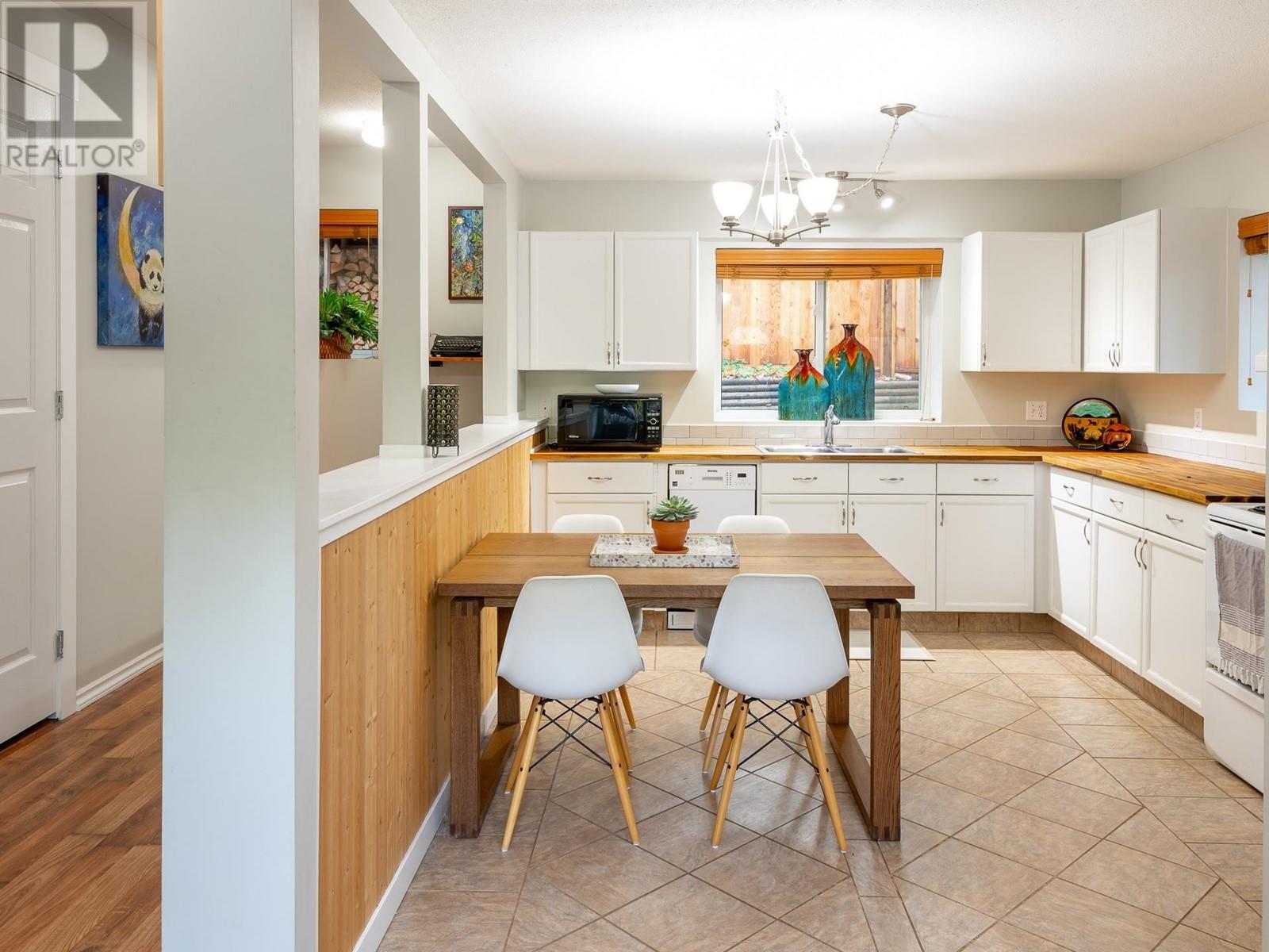 5747 Naylor Road, Sechelt, British Columbia  V7Z 0C7 - Photo 8 - R2864170