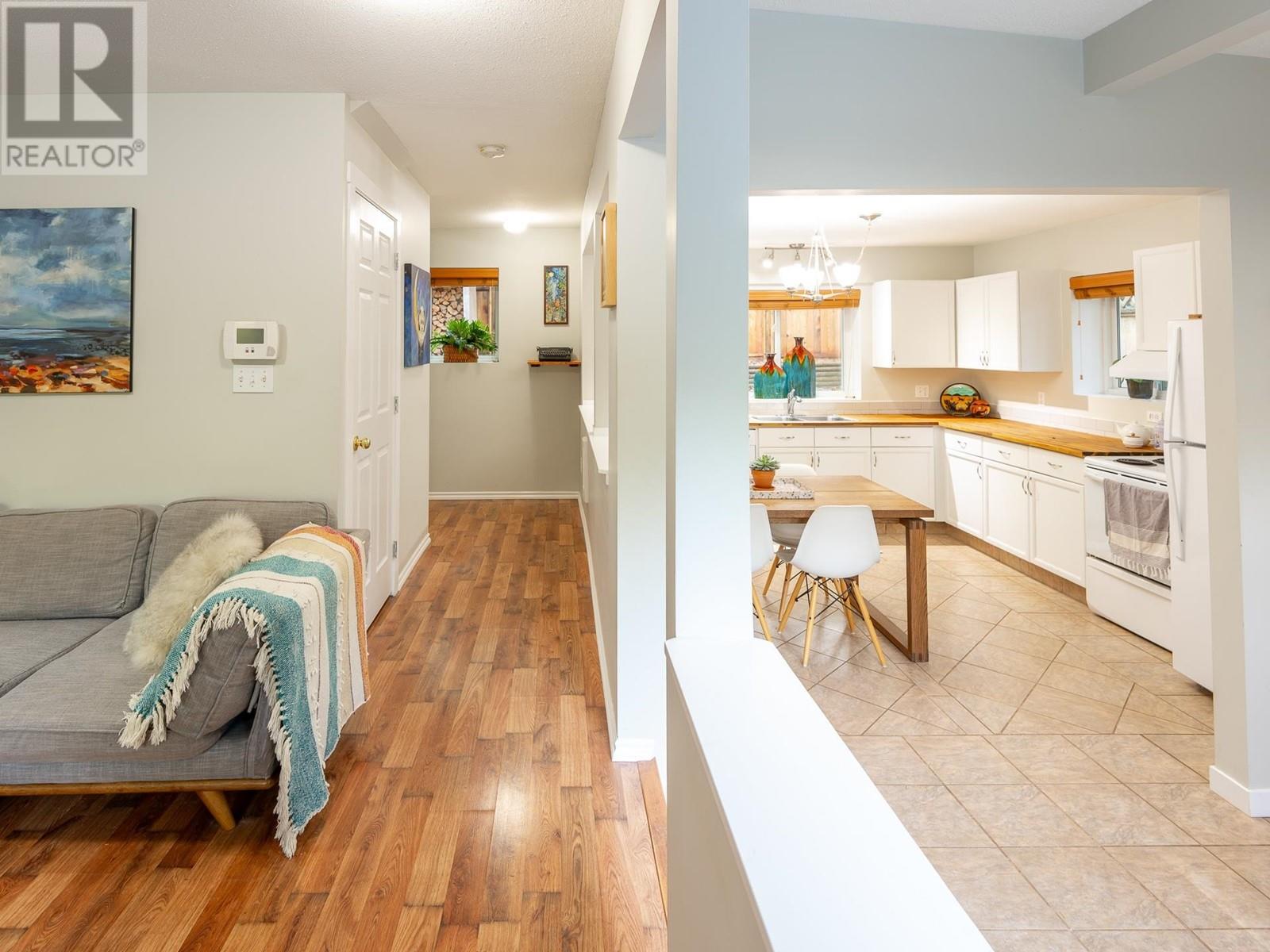 5747 Naylor Road, Sechelt, British Columbia  V7Z 0C7 - Photo 9 - R2864170