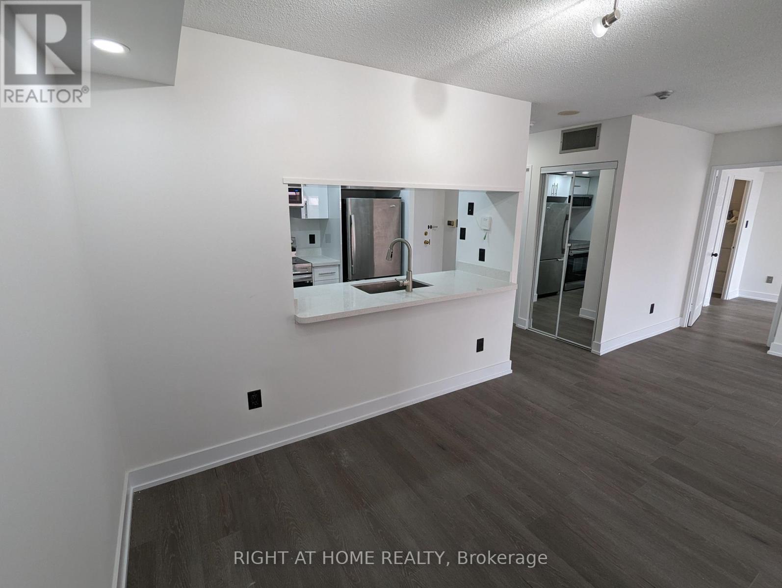 205 - 265 Enfield Place, Mississauga, Ontario  L5B 3Y6 - Photo 6 - W8187712
