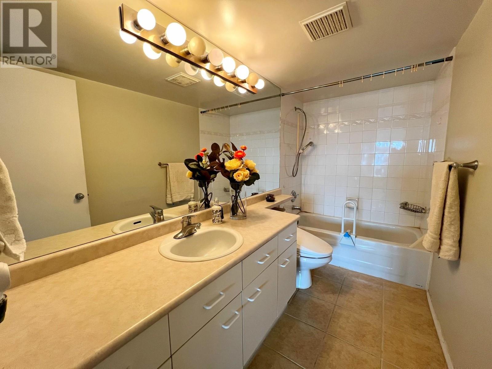 Listing Picture 12 of 17 : 1003 8831 LANSDOWNE ROAD, Richmond / 烈治文 - 魯藝地產 Yvonne Lu Group - MLS Medallion Club Member