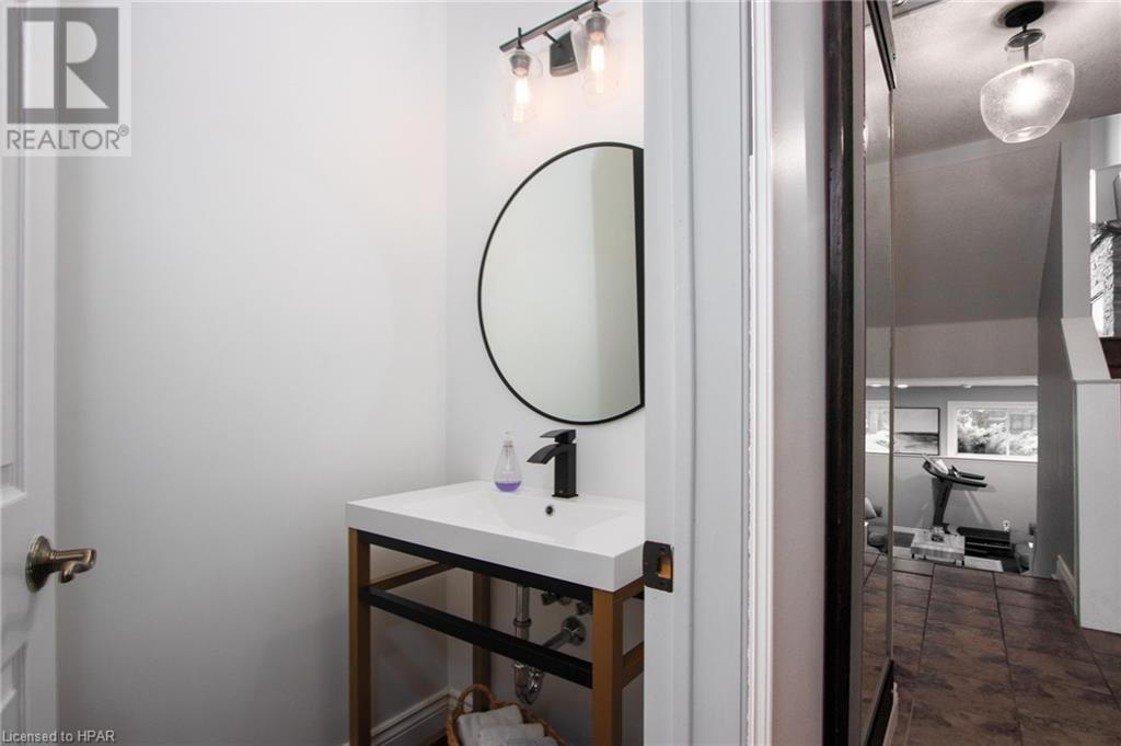 35 Burritt Street, Stratford, Ontario  N5A 4W6 - Photo 7 - 40563862