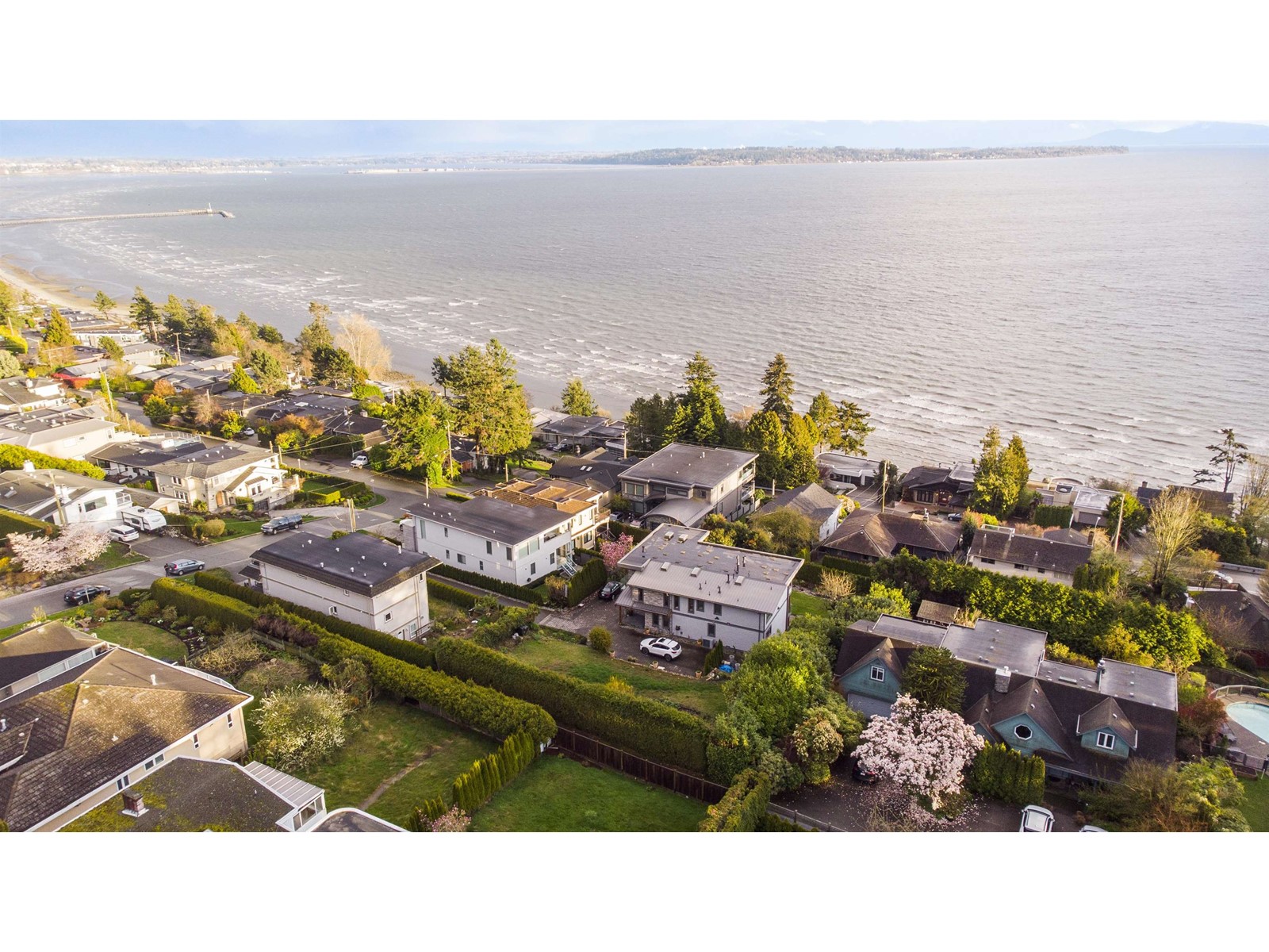 Listing Picture 2 of 11 : 1393 KERFOOT ROAD, White Rock - 魯藝地產 Yvonne Lu Group - MLS Medallion Club Member