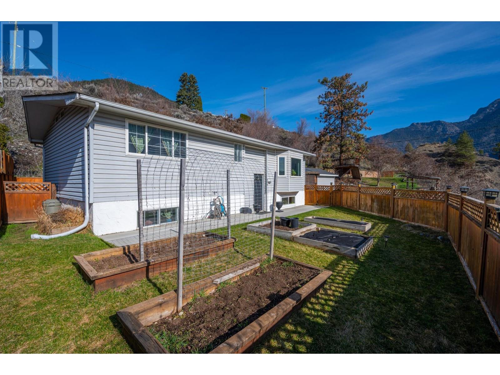 565 Summers Street, Lillooet, British Columbia   - Photo 2 - 177509