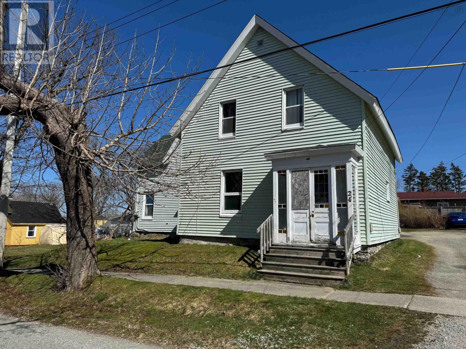 24 Chester Street, Yarmouth, Nova Scotia  B5A 2X6 - Photo 2 - 202405799