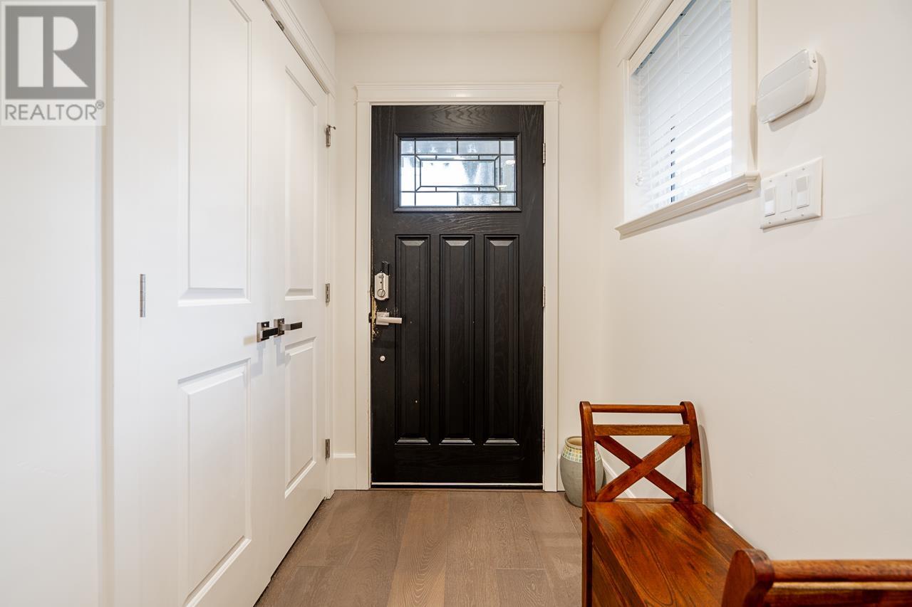353 E 12th Street, North Vancouver, British Columbia  V7L 2K1 - Photo 4 - R2864786