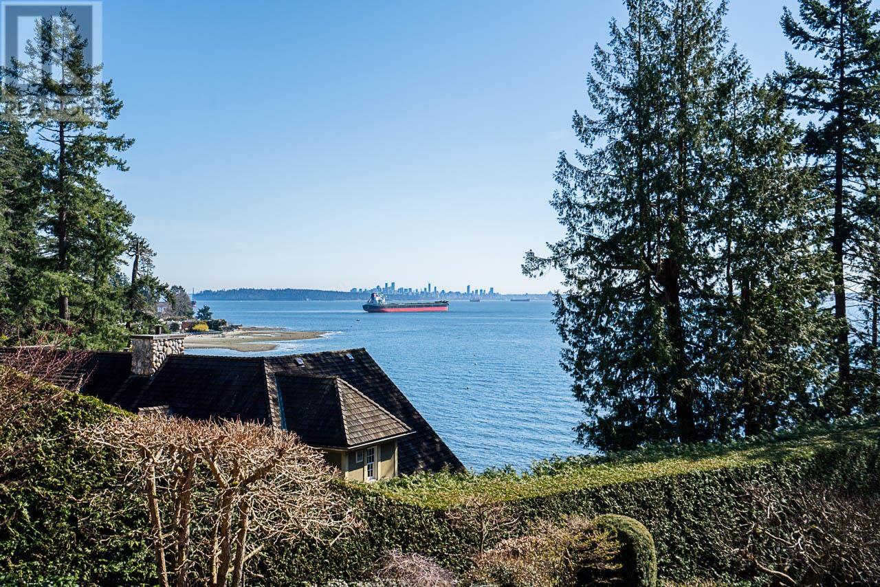 4660 S Piccadilly, West Vancouver, British Columbia  V7V 3E8 - Photo 3 - R2864668