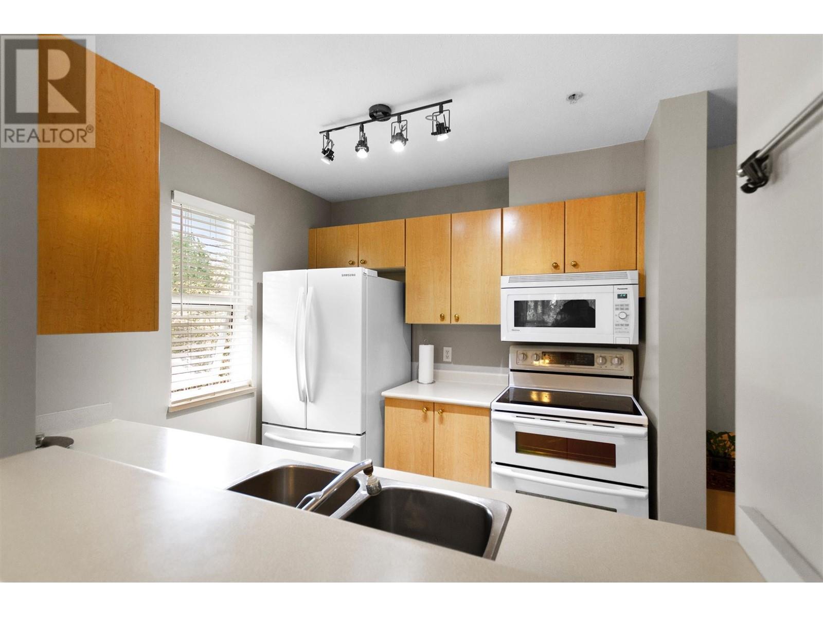 310 5667 Smith Avenue, Burnaby, British Columbia  V5H 2K7 - Photo 5 - R2865013