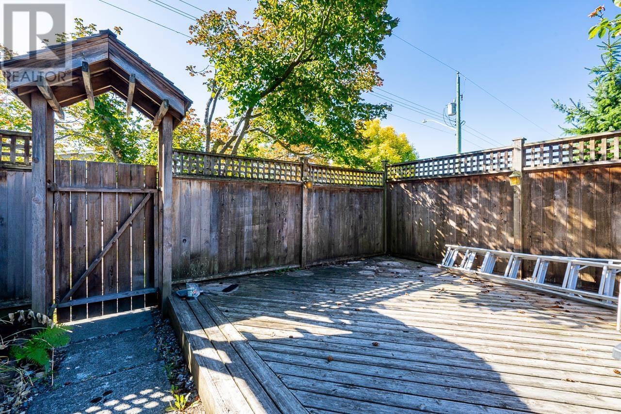 352 W 15th Street, North Vancouver, British Columbia  V7M 1S5 - Photo 11 - R2864963