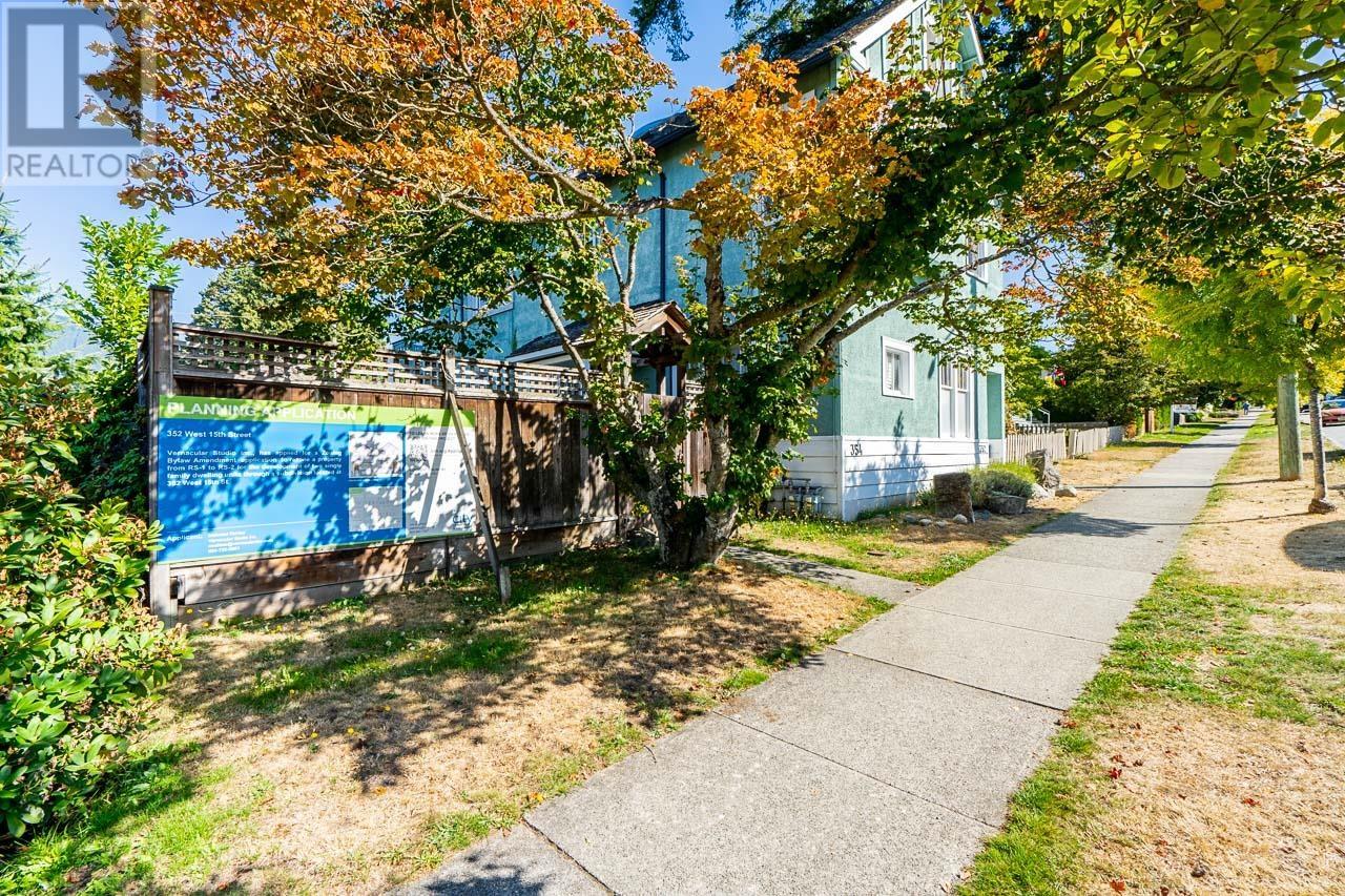 352 W 15th Street, North Vancouver, British Columbia  V7M 1S5 - Photo 7 - R2864963