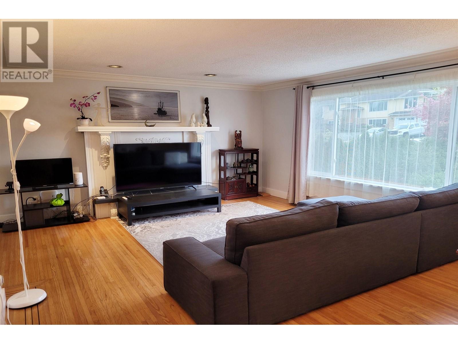 7921 Burnfield Crescent, Burnaby, British Columbia  V5E 2B8 - Photo 2 - R2864932