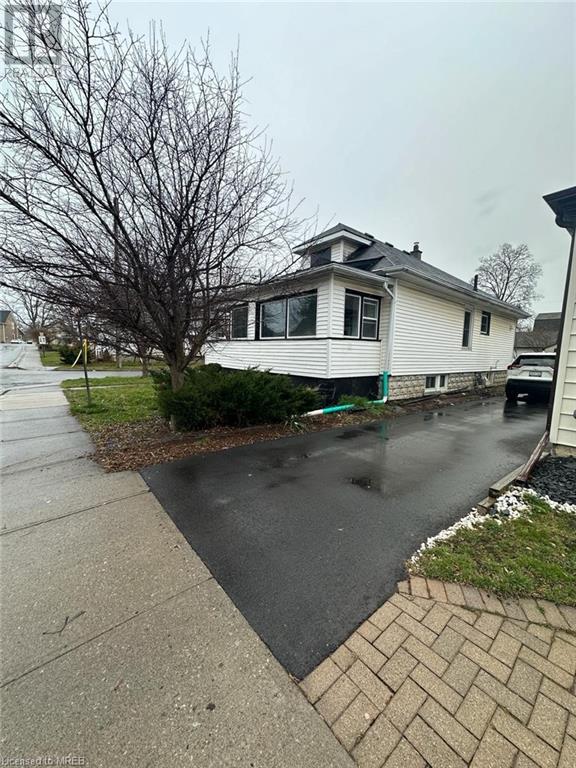 9 Grantham Avenue, St. Catharines, Ontario  L2P 3B3 - Photo 1 - 40565374