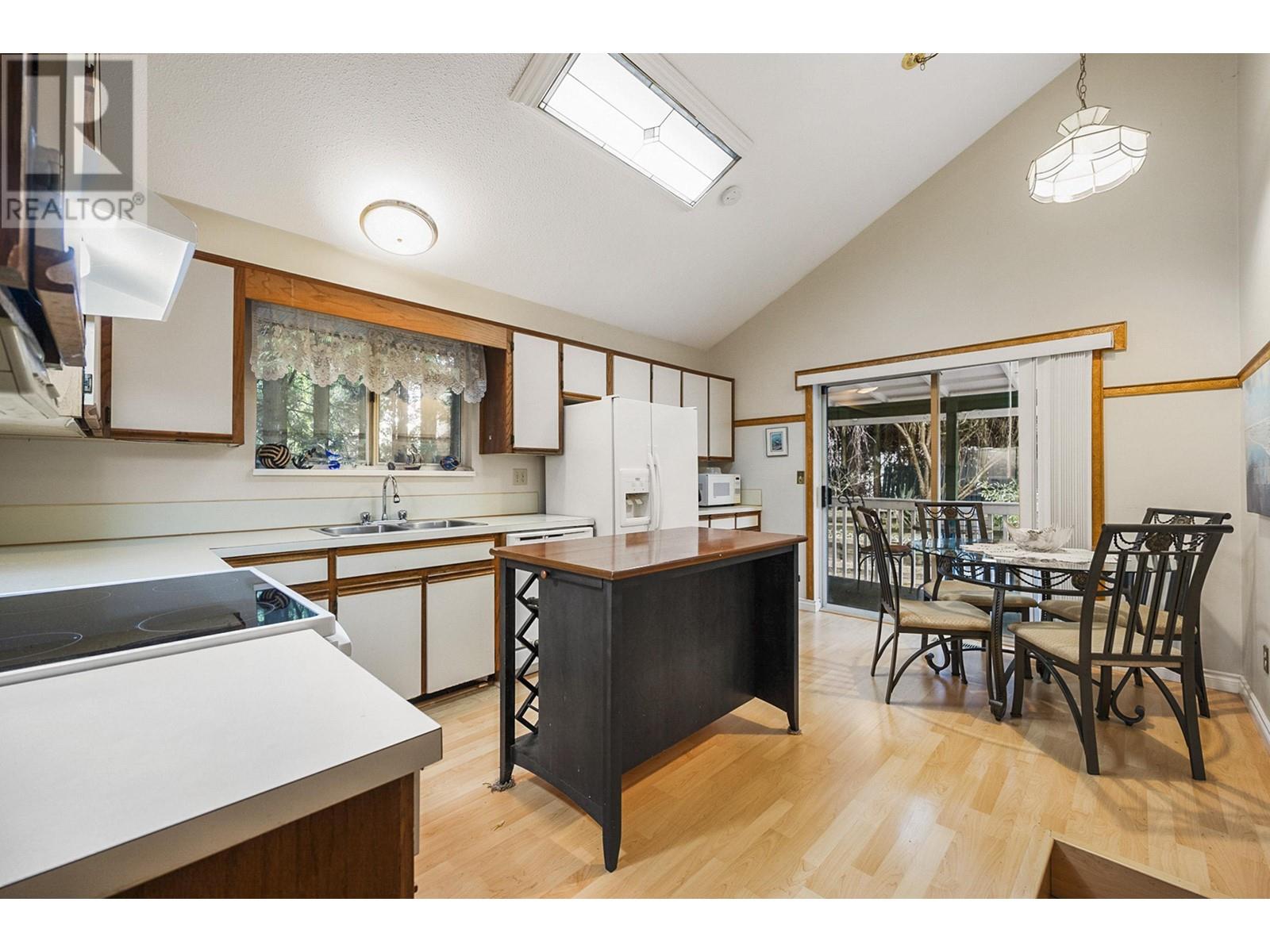21568 Ashbury Court, Maple Ridge, British Columbia  V2X 8Z7 - Photo 8 - R2865117