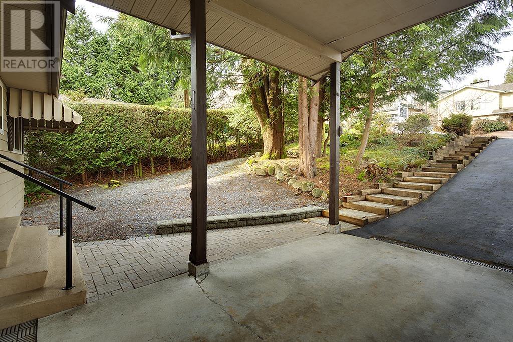 1025 Ogden Street, Coquitlam, British Columbia  V3C 3V8 - Photo 2 - R2865238