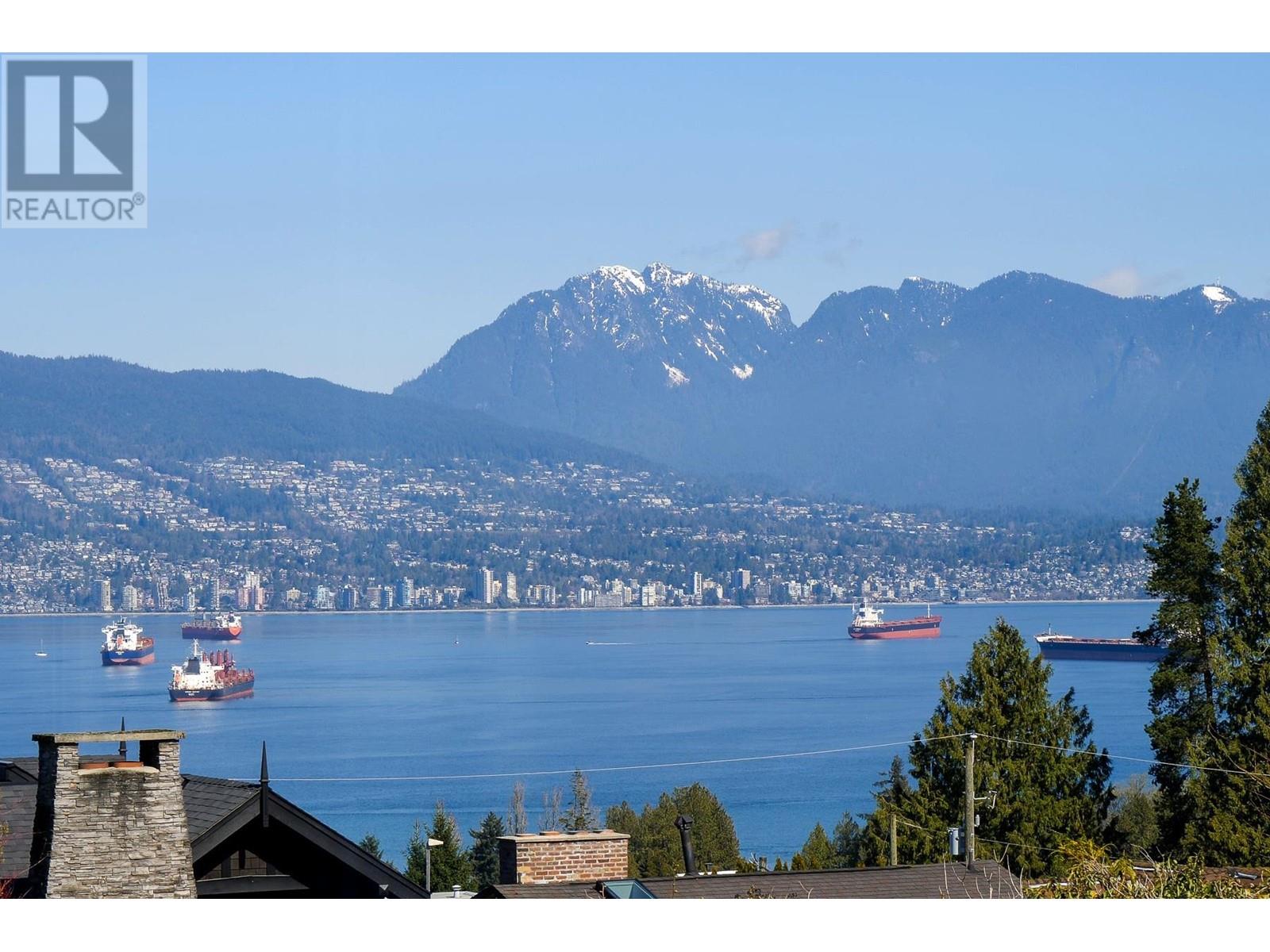 Listing Picture 11 of 14 : 4557 W 4TH AVENUE, Vancouver / 溫哥華 - 魯藝地產 Yvonne Lu Group - MLS Medallion Club Member