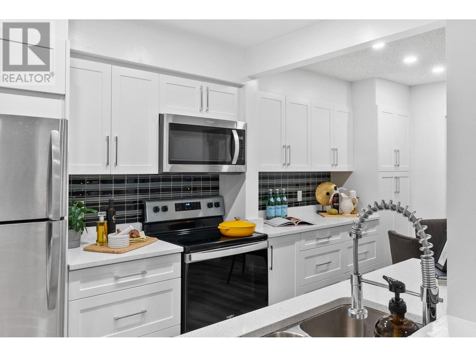 305 385 Ginger Drive, New Westminster, British Columbia  V3L 5L6 - Photo 3 - R2865346