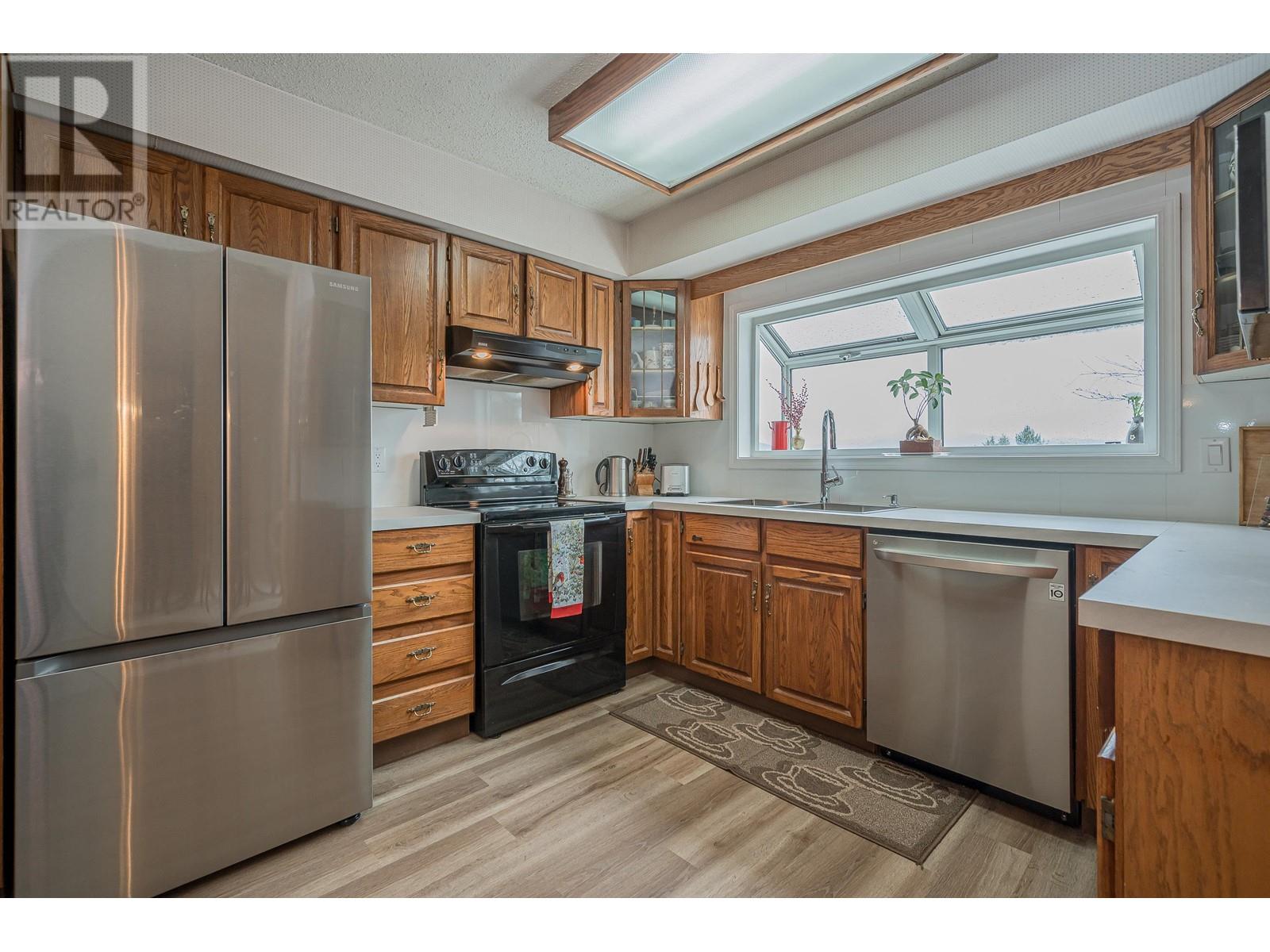 3175 Beacon Drive, Coquitlam, British Columbia  V3C 3W7 - Photo 10 - R2865392
