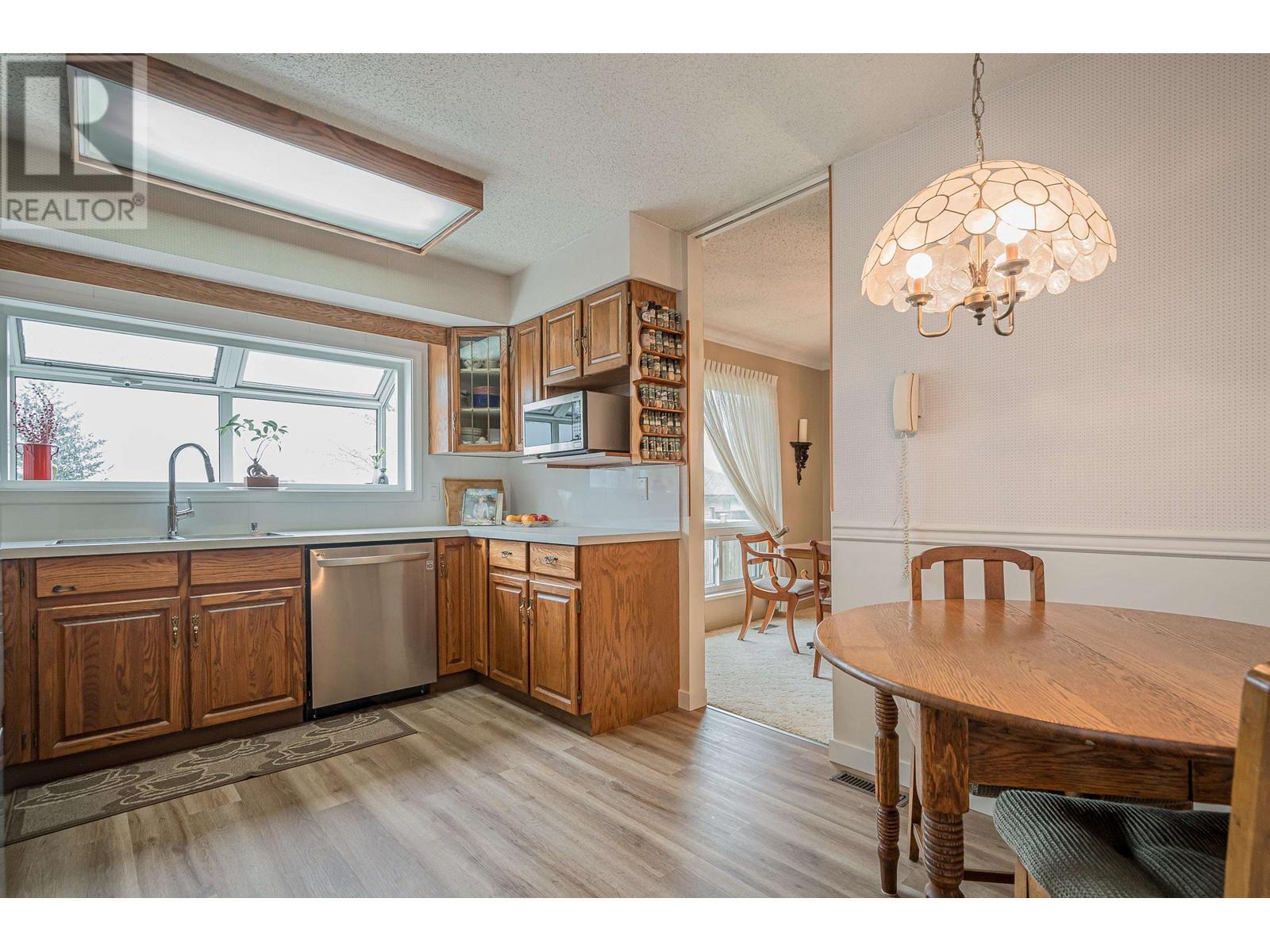 3175 Beacon Drive, Coquitlam, British Columbia  V3C 3W7 - Photo 12 - R2865392
